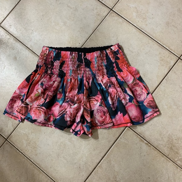 Lululemon floral shorts with built in tight black shorts. Ladies size 4. EUC - Picture 6 of 13